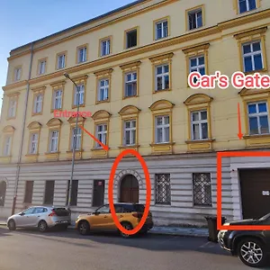Spacious Flat & Parking Possibility, 3 Stops To Wenceslav Square Prag